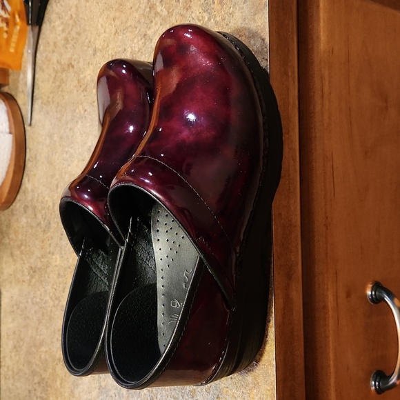 Dansko slip on clog shoe size 39 reddish/maroon color good work shoe - Picture 10 of 11